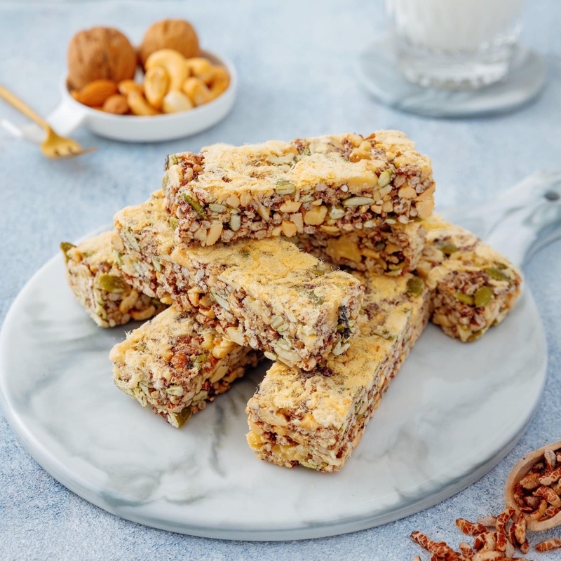 Brown rice, nuts and salted shredded pork bar